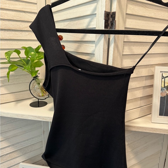 Zara Stylish Black One-Shoulder Top - Picture 4 of 4